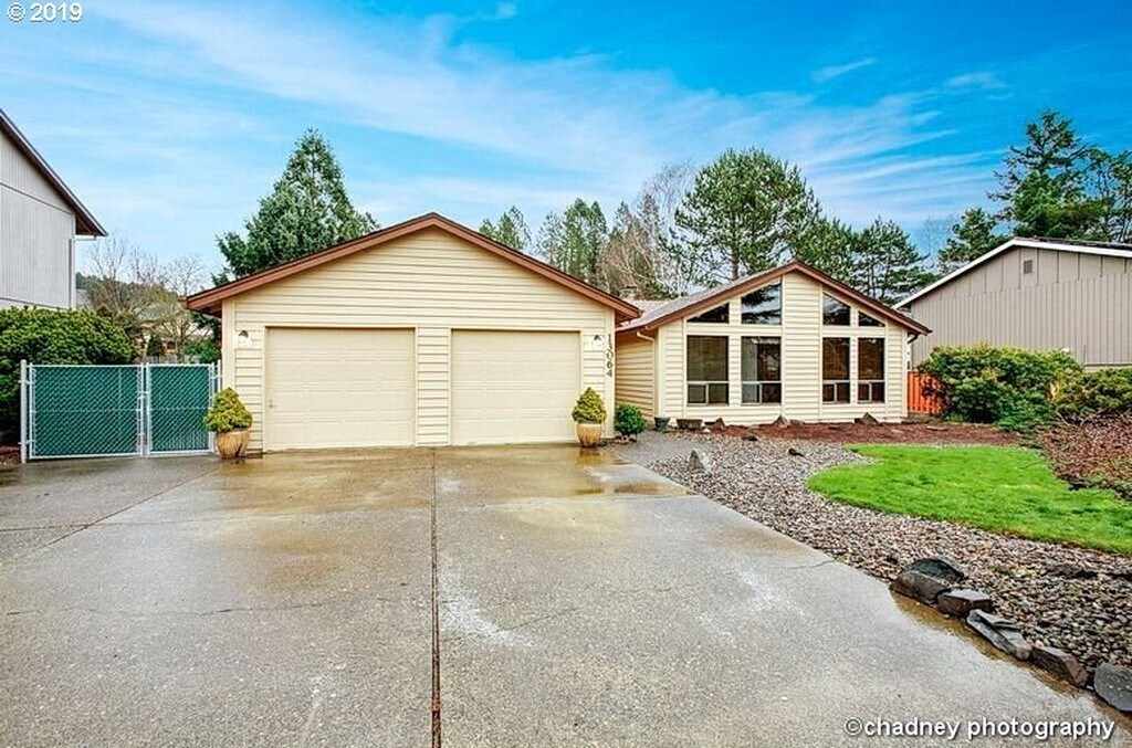 Primary Photo - One level Immaculate Condition Ranch -Huge...