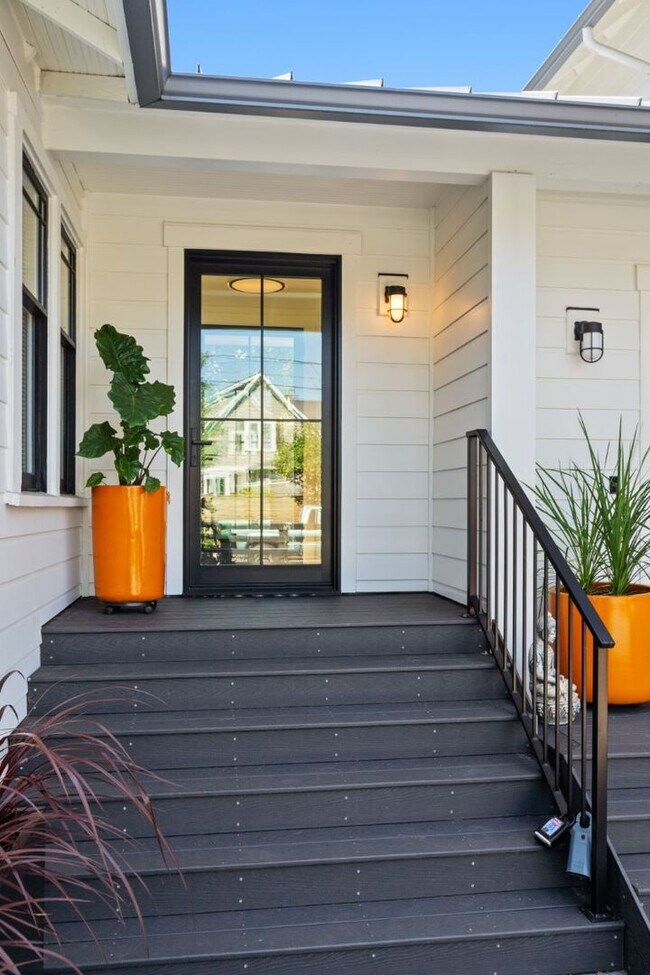 Building Photo - 2Bd/1Ba Seattle Duplex