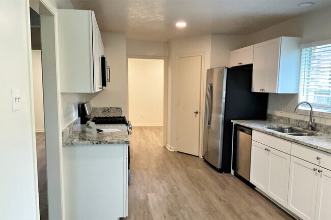 Building Photo - 2726 Kimball Pl