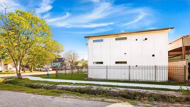 Building Photo - 1301 Diez St
