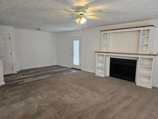 Building Photo - Cute 3 bedroom, 2 bath home with garage an...