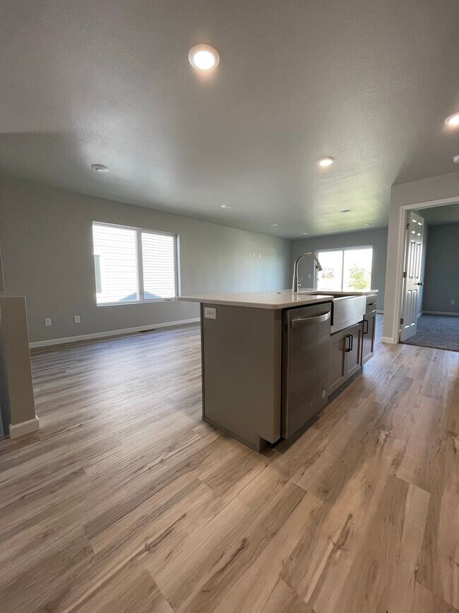 Foto del edificio - BRAND-NEW MODERN TWIN HOME LOCATED ACROSS ...