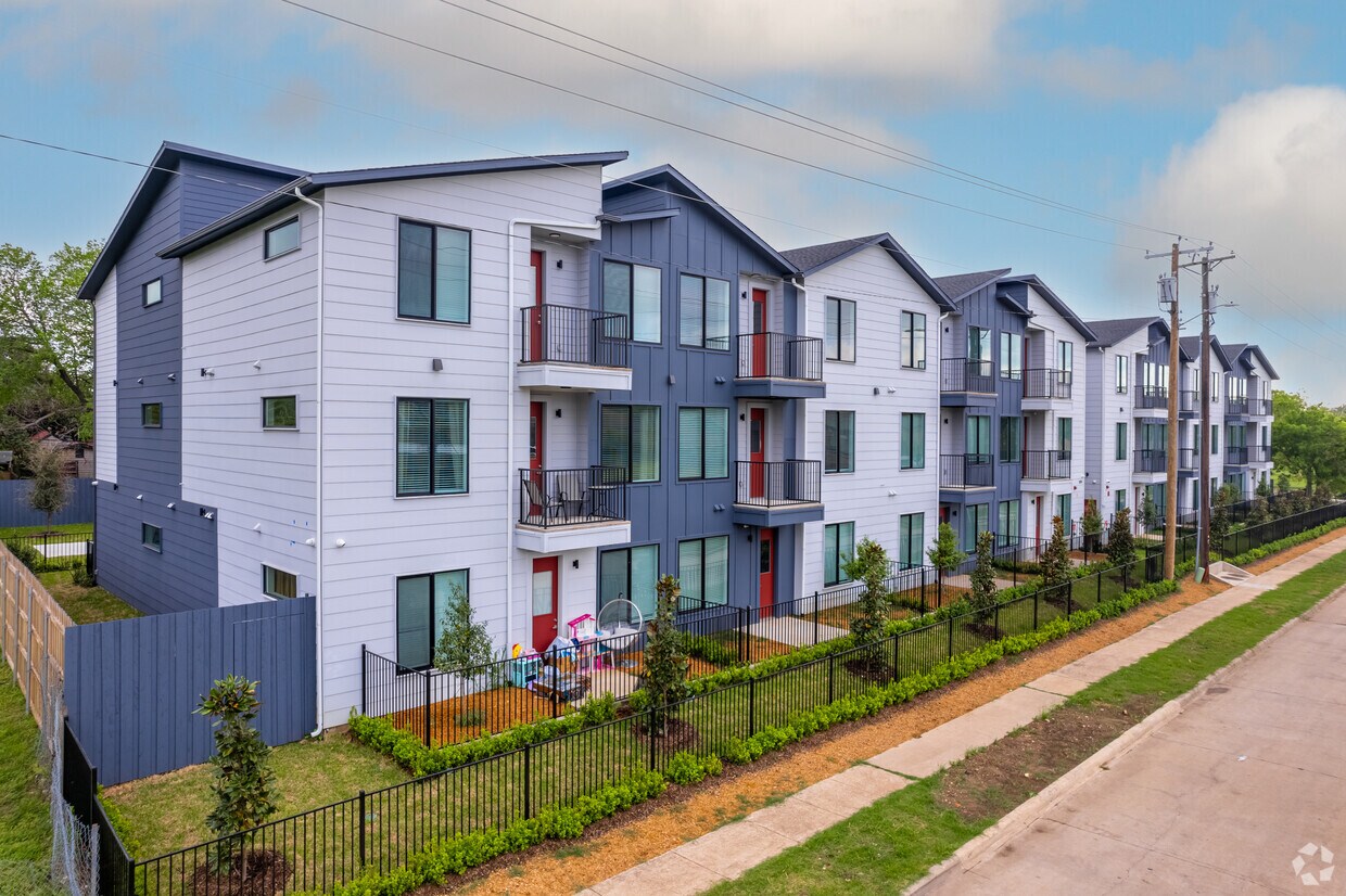 3235 Dallas Flats Apartments in Dallas, TX