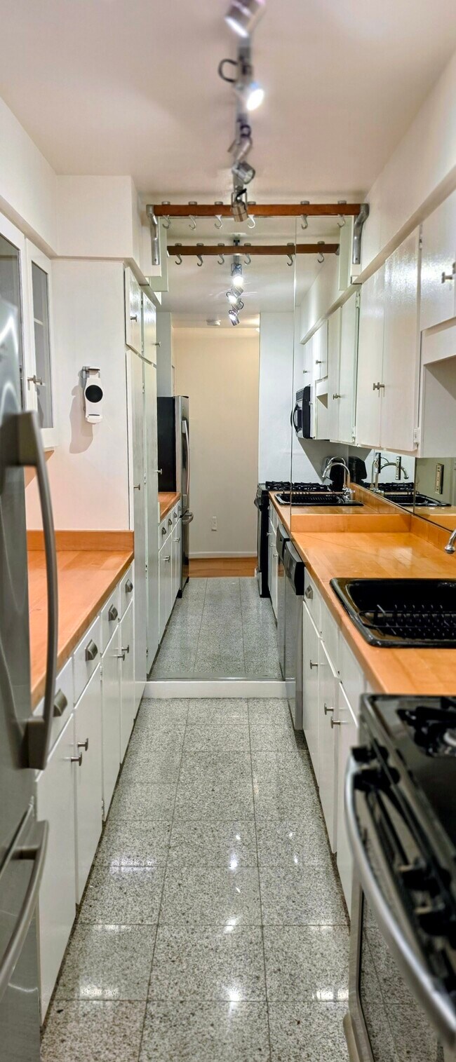 Cocina - 1222 N Olive Dr