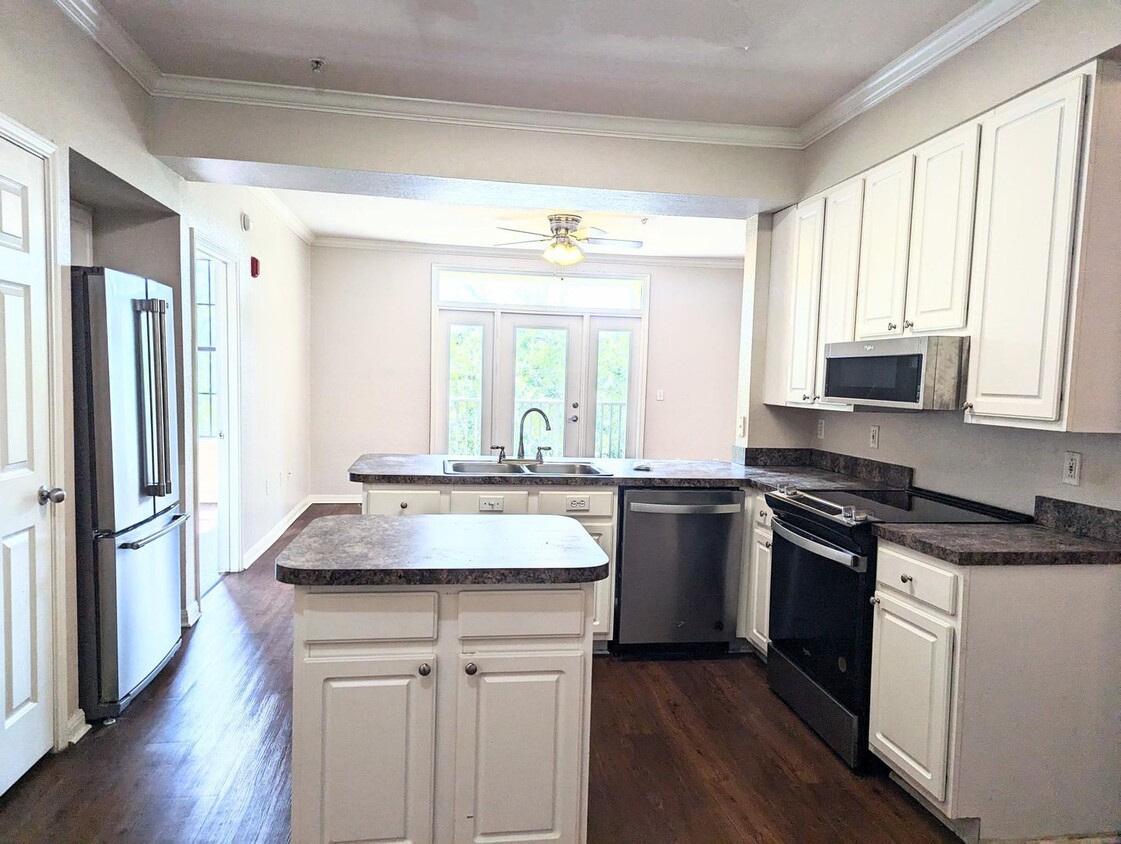 Primary Photo - 2x2 Updated! New flooring, Stainless Steel...