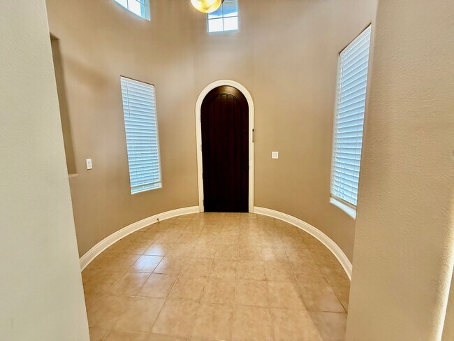 Foto del edificio - Executive Home available NOW