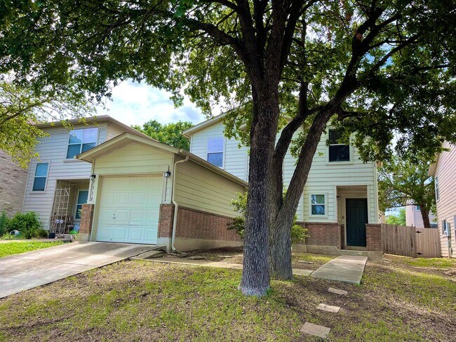 Foto del edificio - 2 Story Home in Great Location!