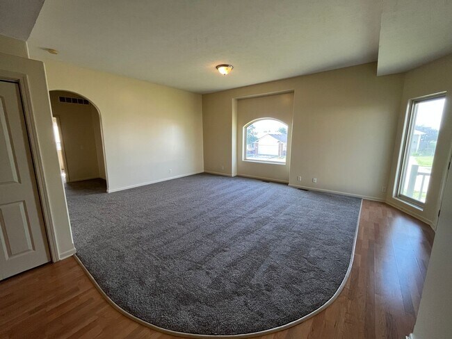Building Photo - 7200 Whitewater Ln