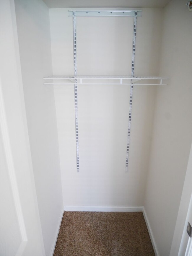 Foto del edificio - Stunning 3 Bedroom End Unit Townhome