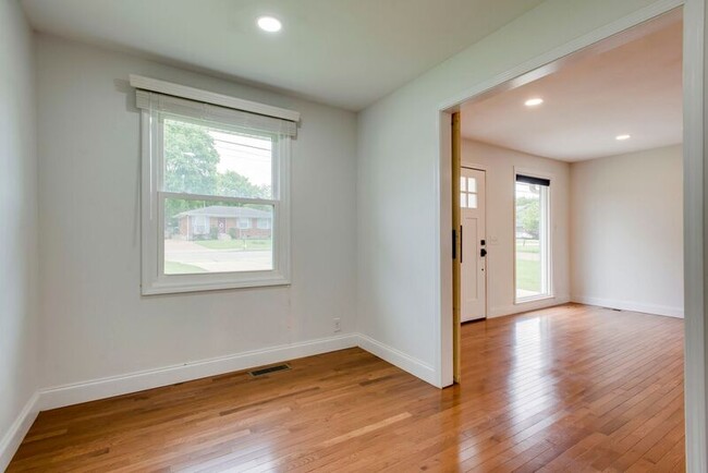 Building Photo - 557 Annex Ave