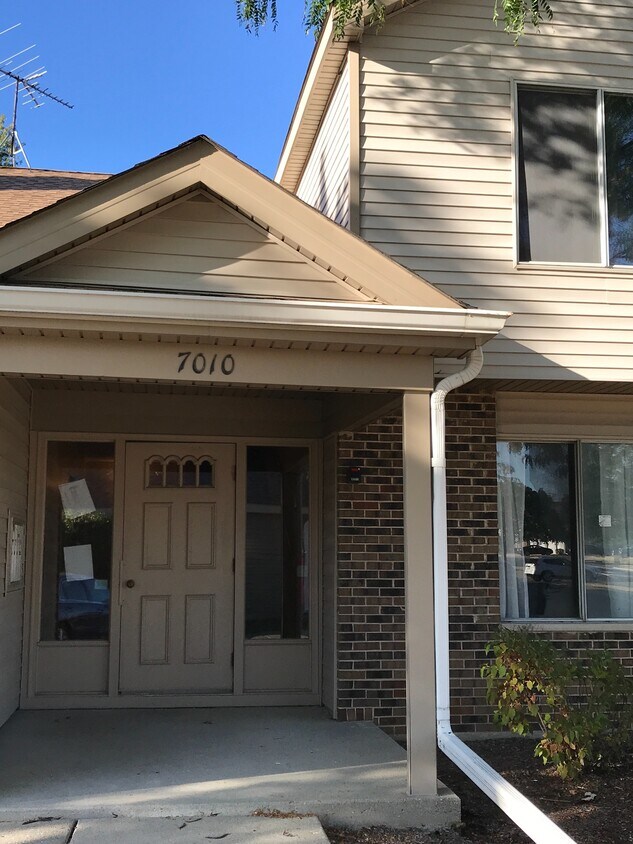 Photo - 7010 Newport Dr (Woodridge, IL)