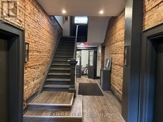 Building Photo - 123 MacNab St S