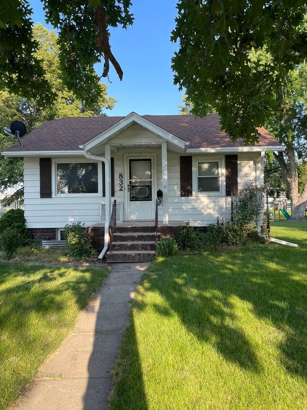 Primary Photo - 3 Bedroom, 2 Bathroom Home