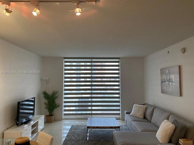 Foto del edificio - 2775 NE 187th St