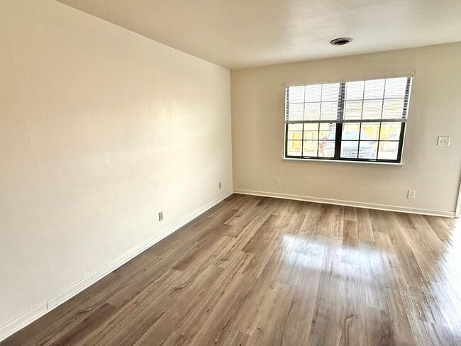 Building Photo - 1219 Cora Ln