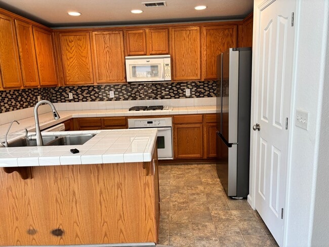 Foto del edificio - BEAUTIFUL, SPACIOUS,  4 BEDROOM, 2 BATHROO...