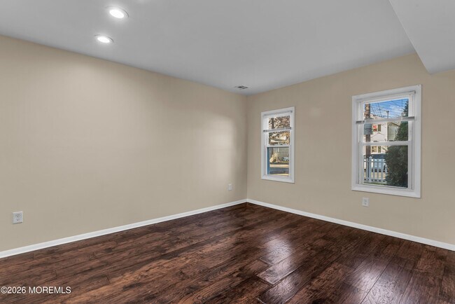 Foto del edificio - 148 Dewitt Ave