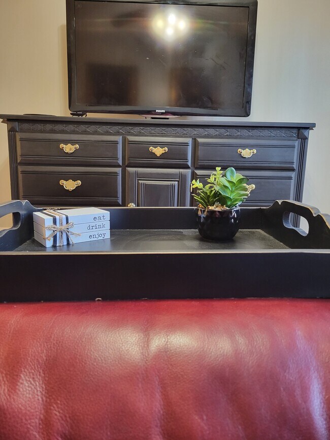 Sala de estar con sofá de cuero y TV con Roku (trae credenciales de inicio de sesión para Netflux, Hulu, etc.) - 435 Haltiwanger Rd