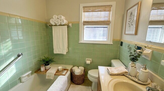 Foto del edificio - Newly Renovated Home Near Plaza District