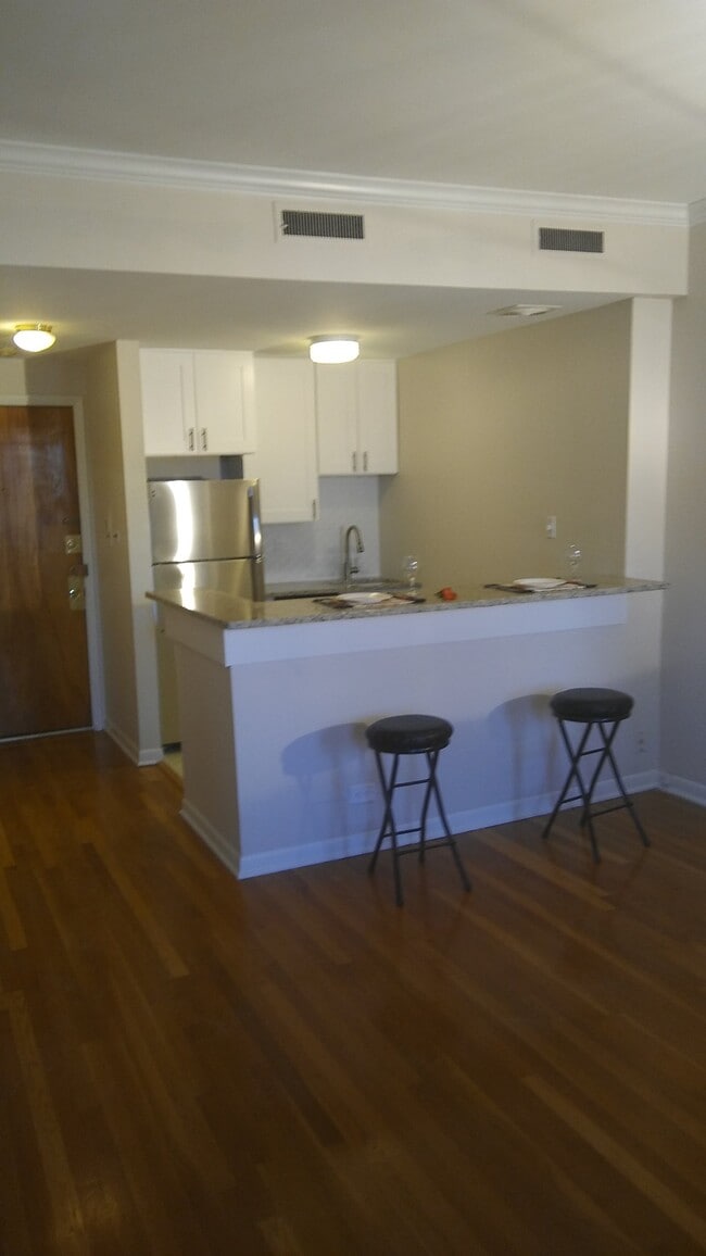 Building Photo - 921 N La Salle Dr