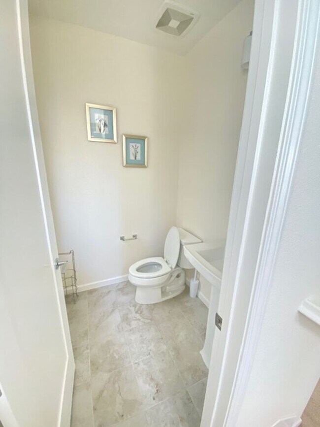 Building Photo - Newer Construction Single Family Home in D...