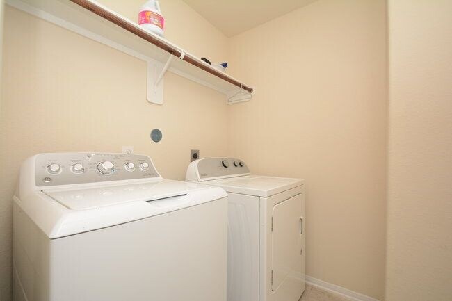 Foto del edificio - 2214 Forest Floor Ct