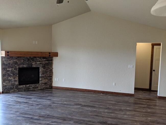 Building Photo - 4 Bed 2 Bath Rancher in Post Falls