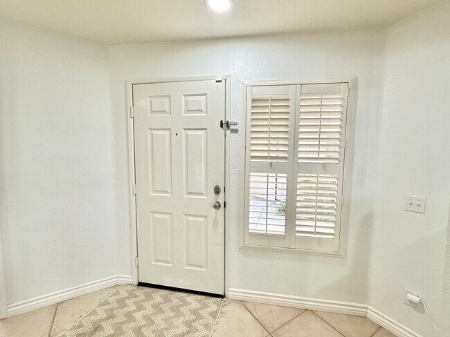 Foto del edificio - Bright & Lovely Two Story Townhome in the VistaMonte at San Luis Rey HOA Community of Oceanside!