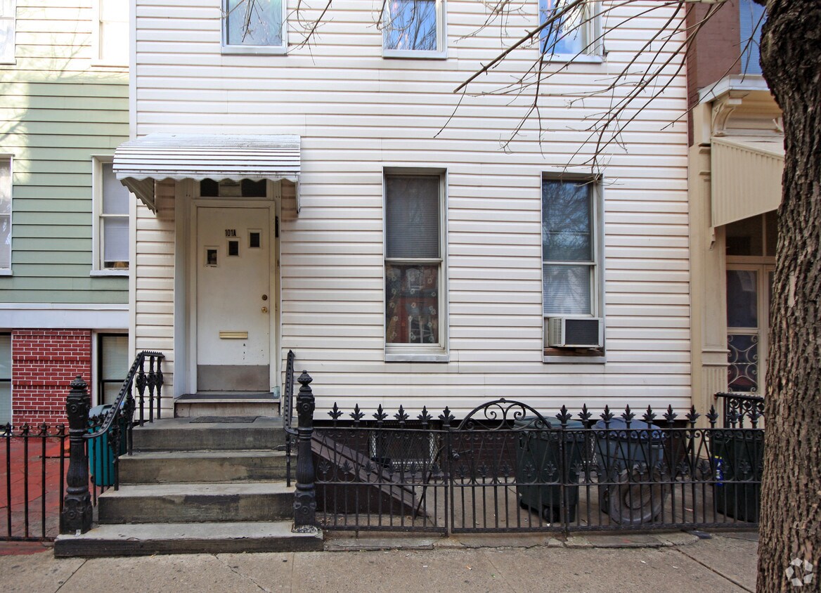 Building Photo - 101a India St