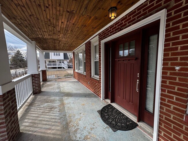 Foto del edificio - RENOVATED EXPANSIVE 5BD 4BA BRIGHTWOOD HOME