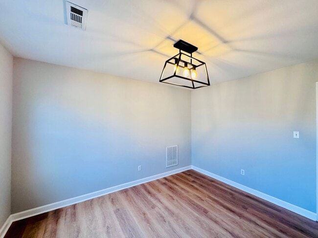 Building Photo - Spacious 5-bedroom home situated on a desirable corner lot!