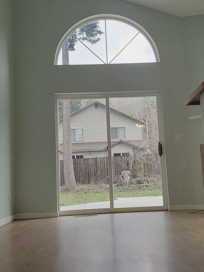 Big, high ceilings with tons of natural light, fenced yard - 828 Blueberry Ln