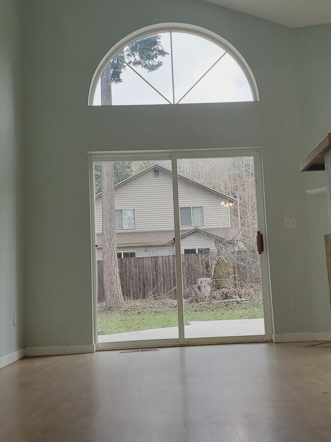 Techos altos y amplios con mucha luz natural, patio cercado. - 828 Blueberry Ln