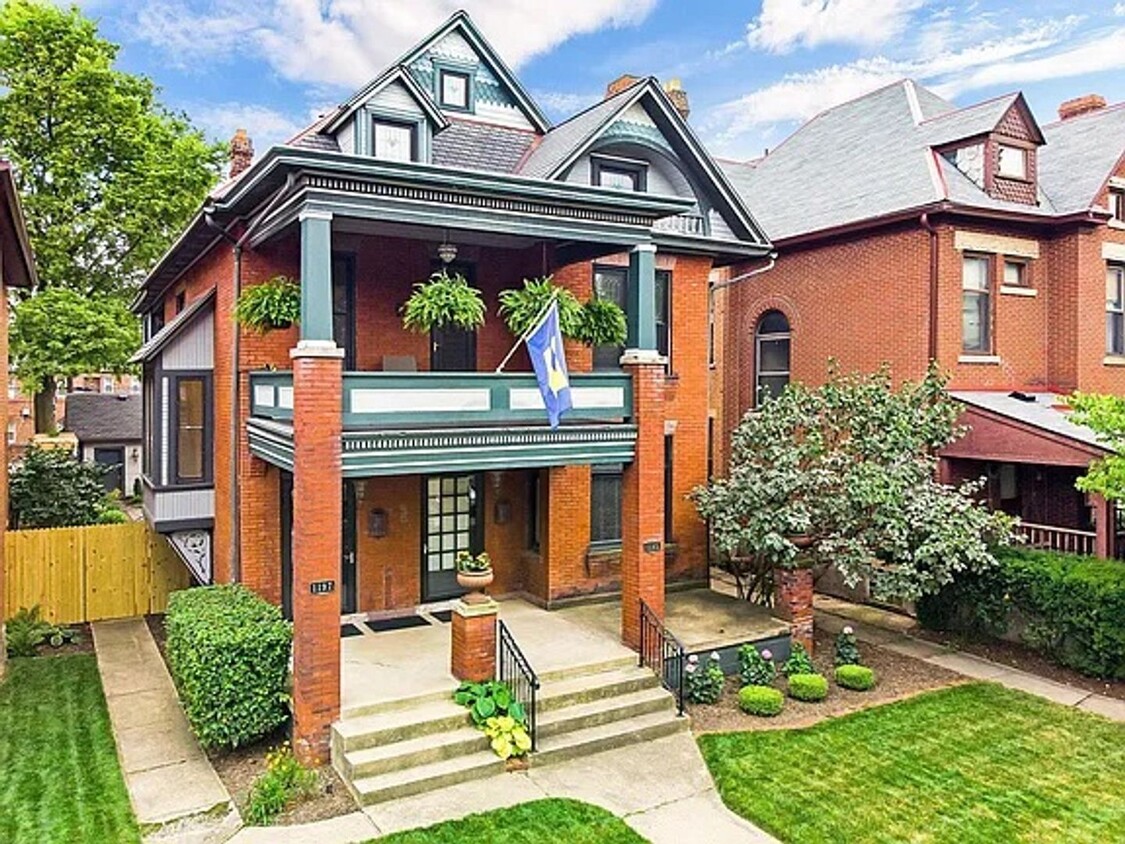 Primary Photo - Stunning Victorian Duplex for Rent