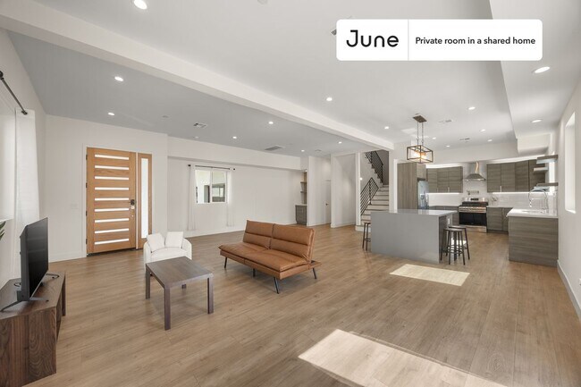 Building Photo - Private bedroom in 4 bed/4 bath Home