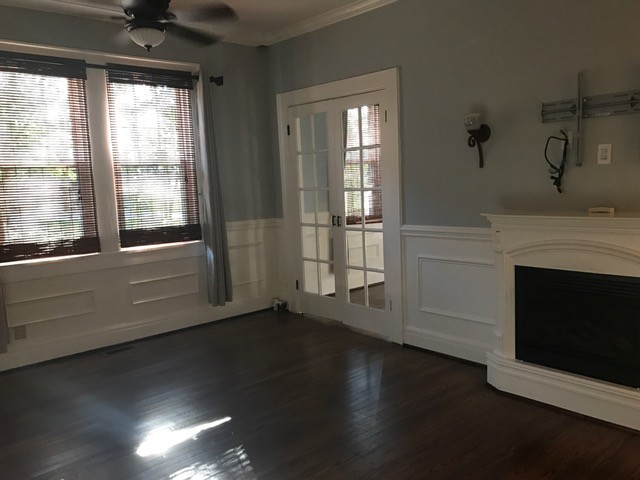 living room - 916 Bromley Rd