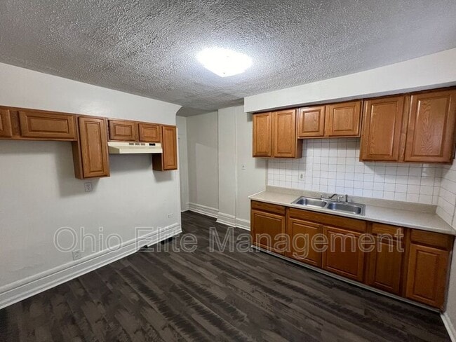 Building Photo - 810 Reinhard Ave