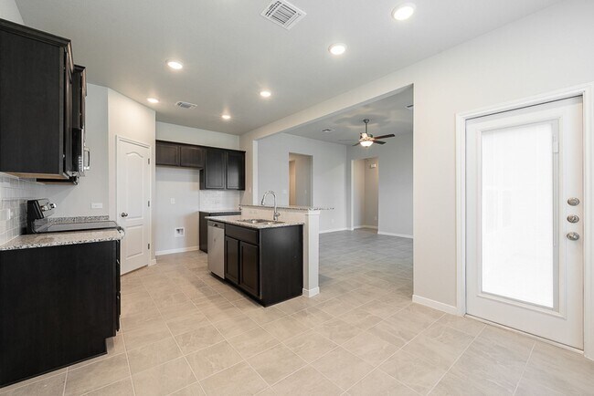 Building Photo - Pre-Leasing Now for Mid-July – Westfield C...