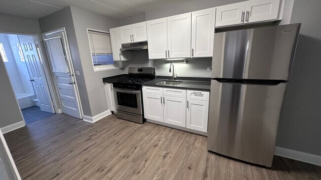 Kitchen - 106 S Kenmore Ave