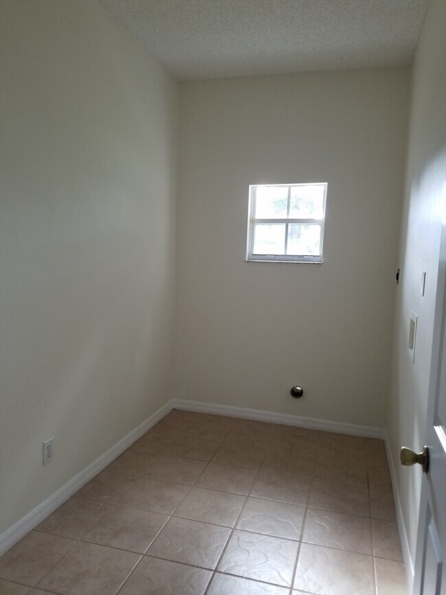 Foto del edificio - Newly carpeted  3 bedroom and 2 bath home ...