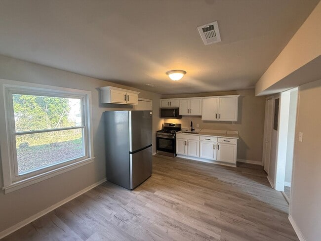 Building Photo - 1104 S Lombardy St