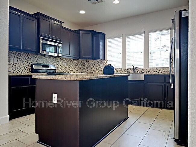 Foto del edificio - 843 Blossom Rock Ln