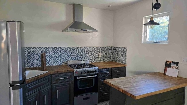 Building Photo - 1440 W Valerio St