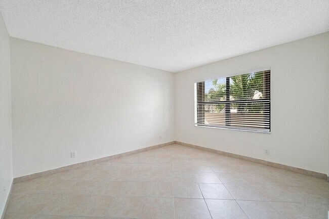 Building Photo - 9398 Laurel Green Dr