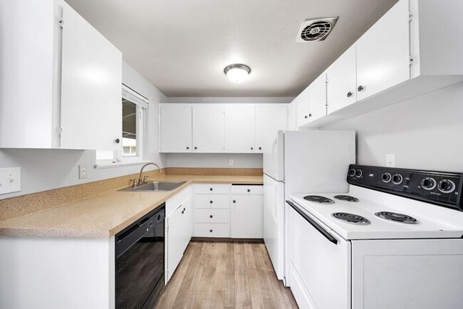 Building Photo - Lovely 2 Bedroom, Hurry In Today!! $500 VISA GIFTCARD AT MOVE IN, JUST IN TIME FOR THE HOLIDAYS!