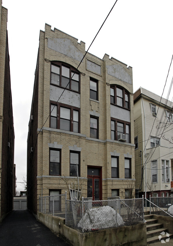 Building Photo - 151 Highland Ave