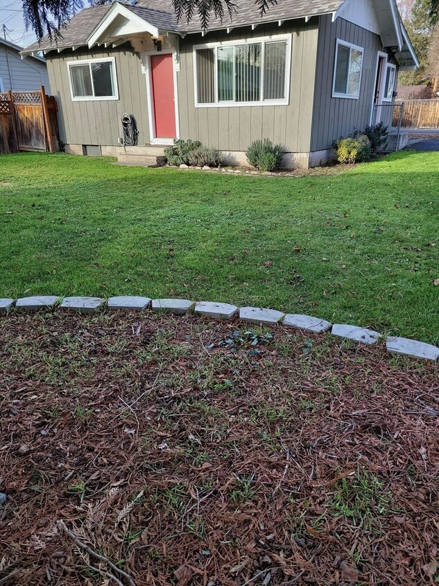 Primary Photo - Very cute 1.5 bedroom House for Rent on No...