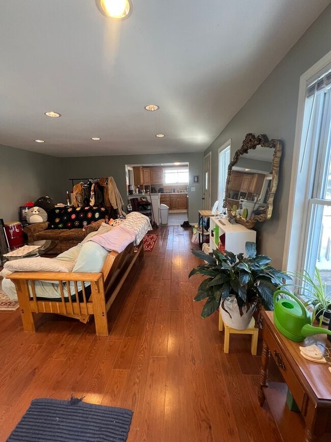 Building Photo - AVAILABLE March - 1 BED 1 BATH