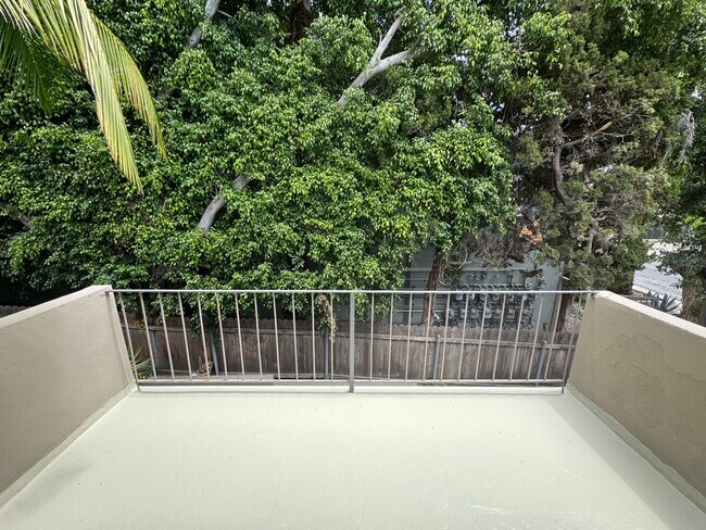 Foto del edificio - 6345 Primrose Ave