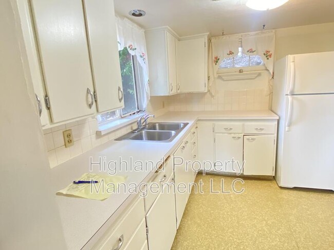 Building Photo - 1233 NE Cove Way